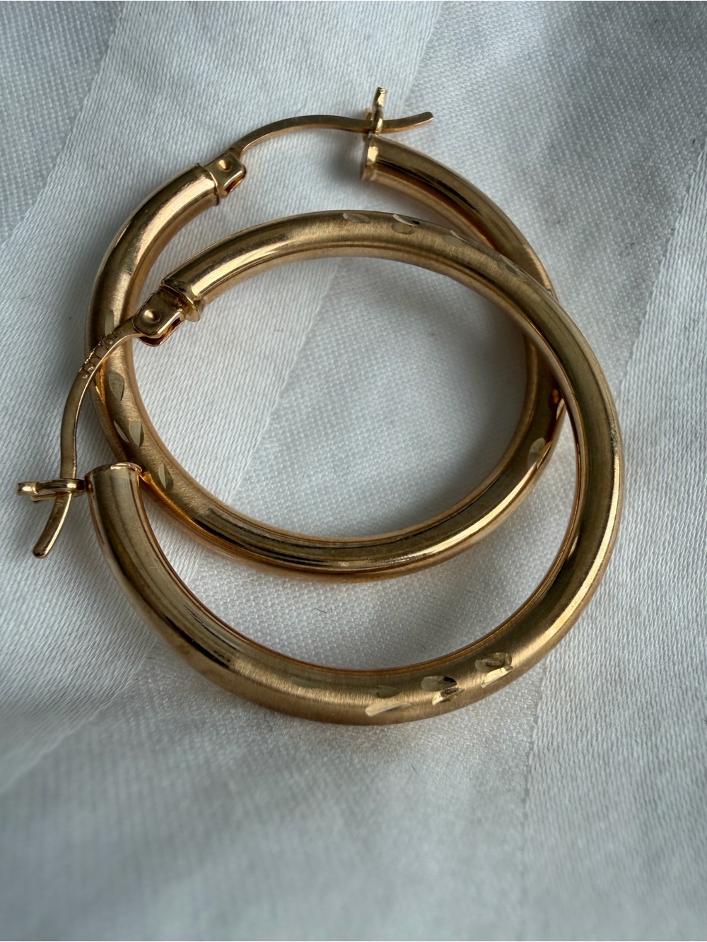 10K Solid Yellow Gold Diamond Cut Hoop Earrings 1.60g 1⅜”